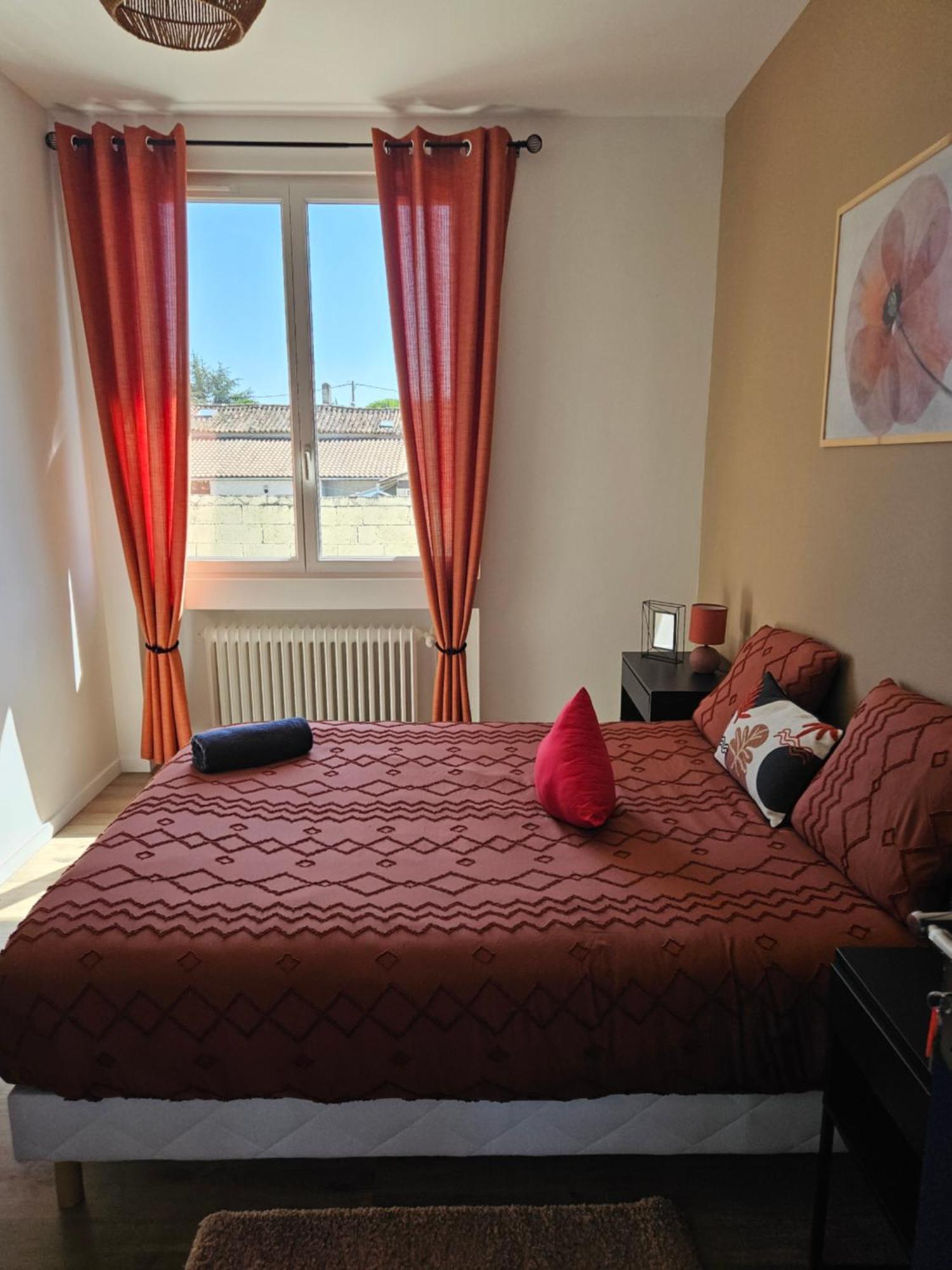 Maison Spacieuse Privatisee Ou A La Chambre - Places De Parking Saint-Michel  Exterior foto