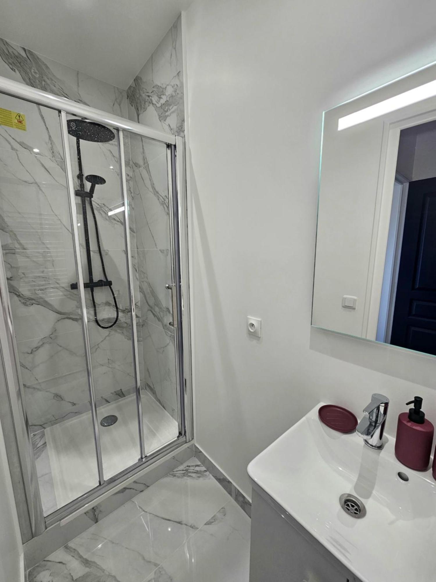 Maison Spacieuse Privatisee Ou A La Chambre - Places De Parking Saint-Michel  Exterior foto